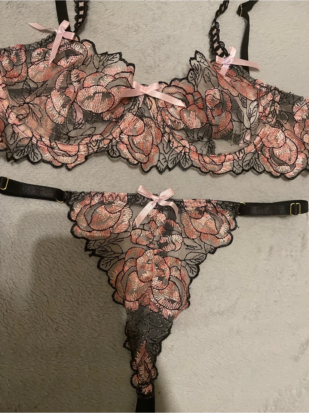 Size small - Picture 2 of 3